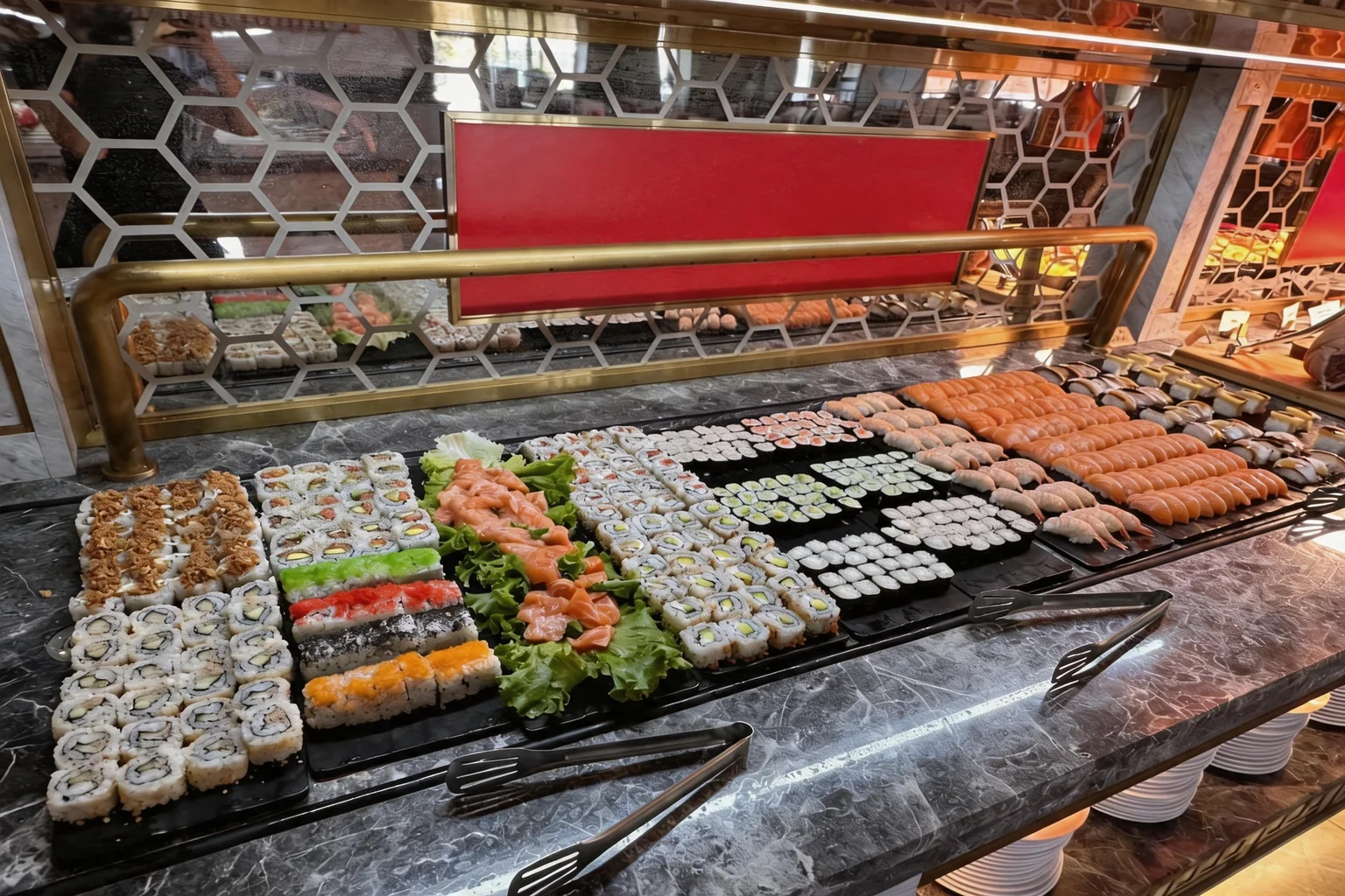 Plateaux de sushis, makis et sashimis de saumon alignés sur le comptoir du buffet